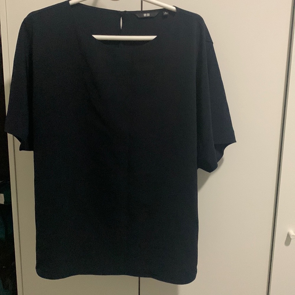 Woman Uniqlo navy top